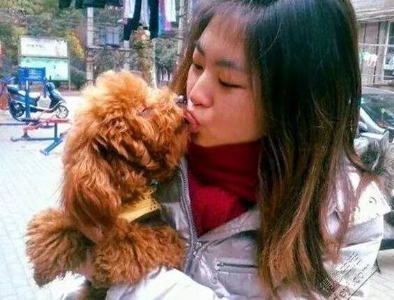 狗狗为啥喜欢舔脖子,狗狗为什么喜欢舔舐肚子