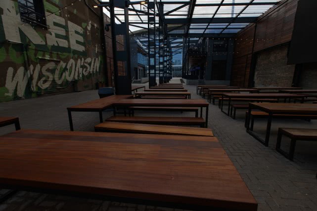 停赛后的NBA球馆啥样子？馆内空无一人，门口只有清洁工与游客