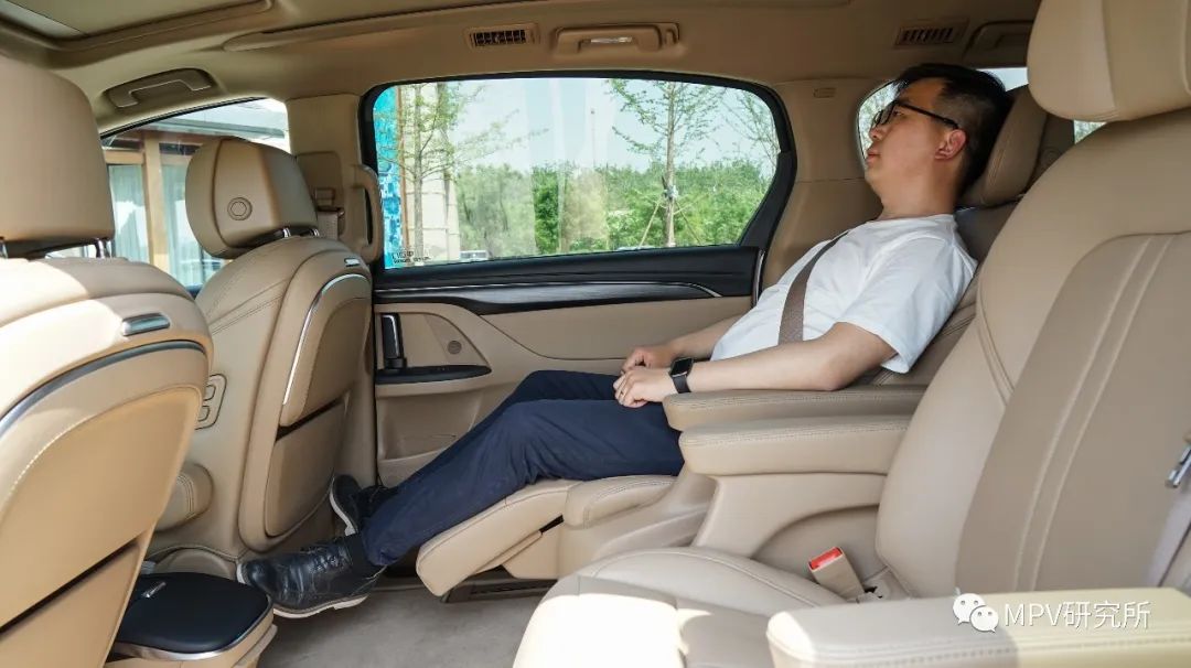 别克新gl8商务车报价及图片,别克gl8es尊享版新车优惠多少