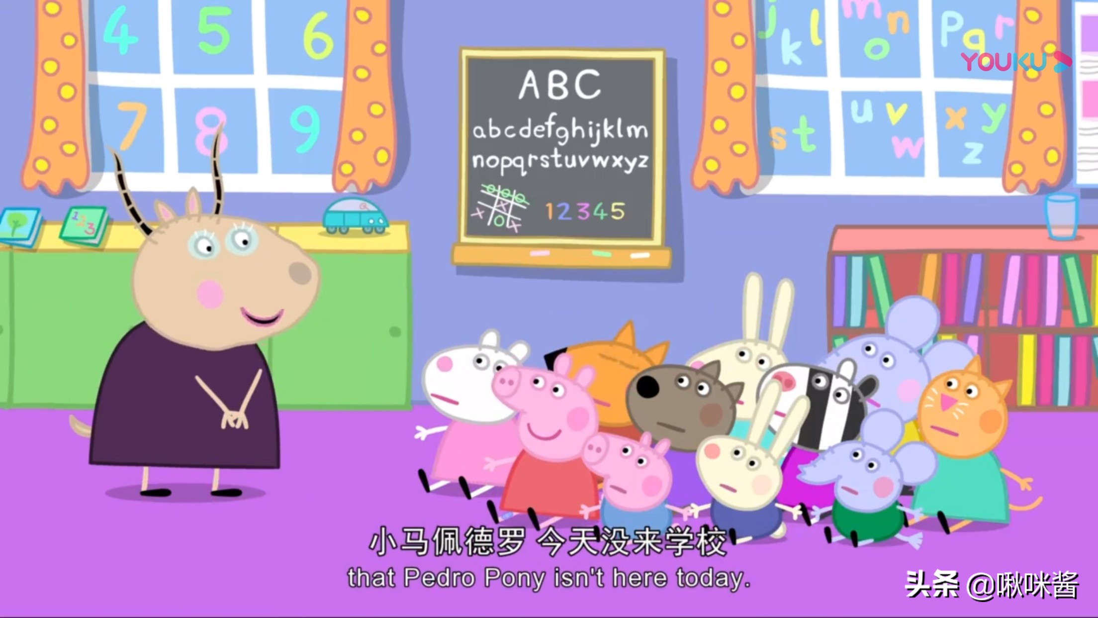 佩奇玩游戏的时候不小心摔倒了,佩奇玩跳跳狗摔倒受伤