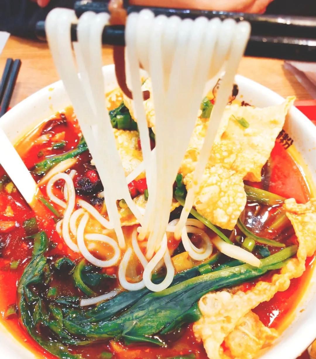 西安钟楼螺蛳粉哪家最好吃,西安钟楼最火爆的螺蛳粉店