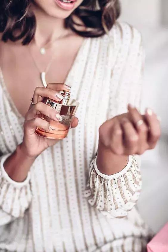 夏天喷这几款香水清甜淡香好迷人,夏天喷香水推荐哪款好用