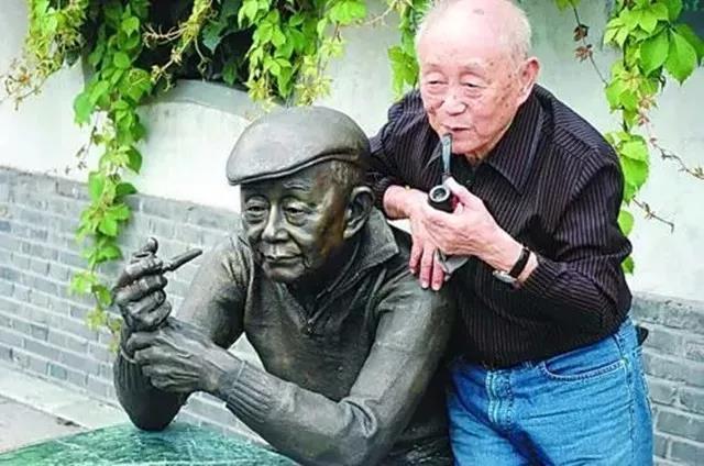 他96岁调侃这个世界，“趁我没死，快来夸我”，衣袖一挥暗香涌动