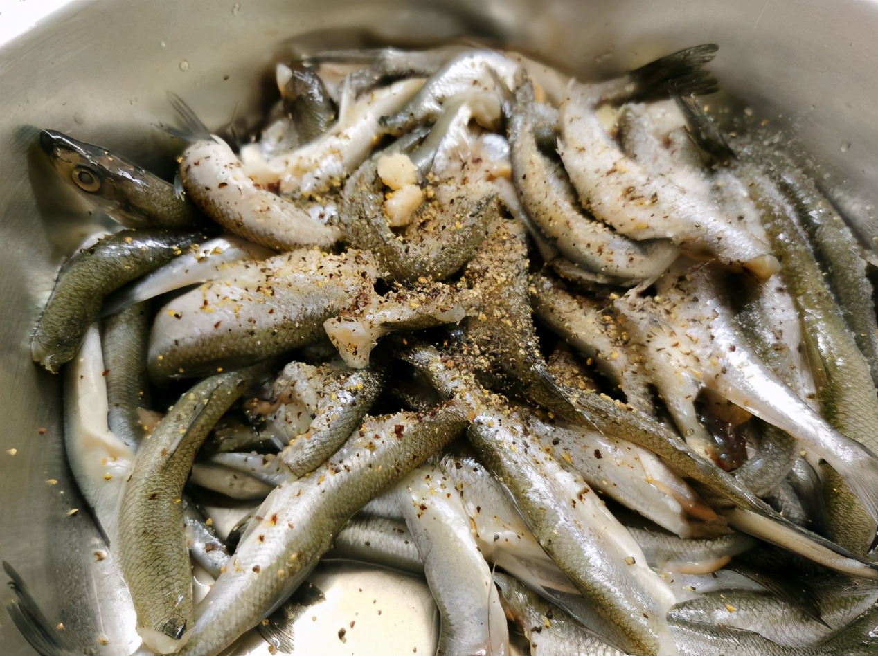 炸小鱼时,用什么挂糊很重要,学会这个方法,出锅外酥里嫩,真香