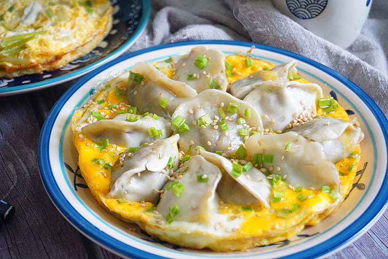 十分钟快手早餐鸡蛋饼,煎饺抱蛋的家常做法