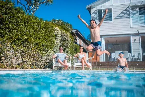 裤头上总有分泌物是何原因,裤上有血是怎么回事