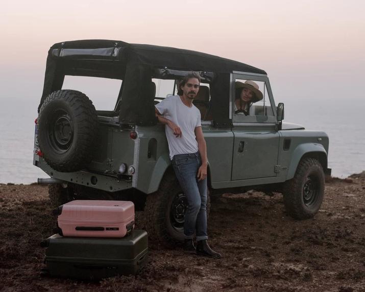 带着旅行箱准备去旅行,带着旅行箱去旅行