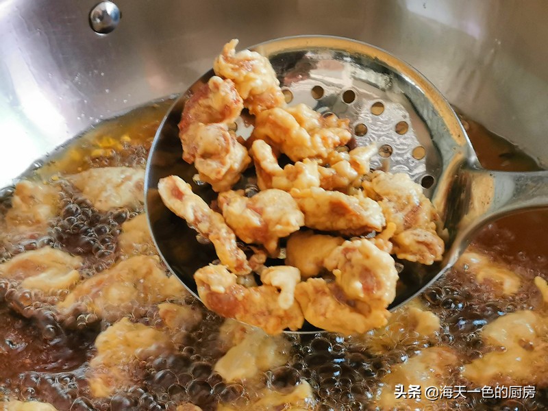 猪肉条这样炸不干不柴外焦,带皮的猪肉怎么炸才不会油溅出来