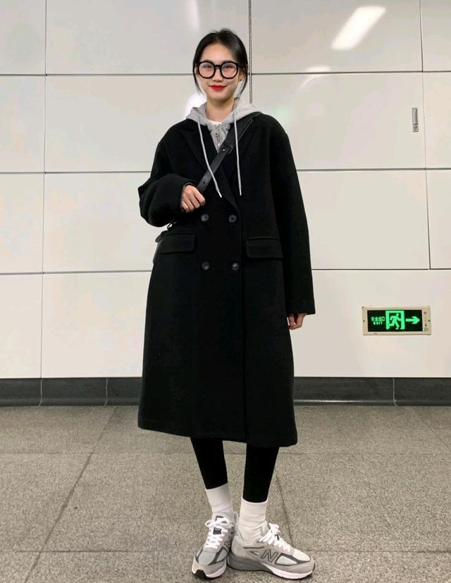 人人都在穿的“黑色打*裤底**”，冬季要怎么搭才更出众时髦？