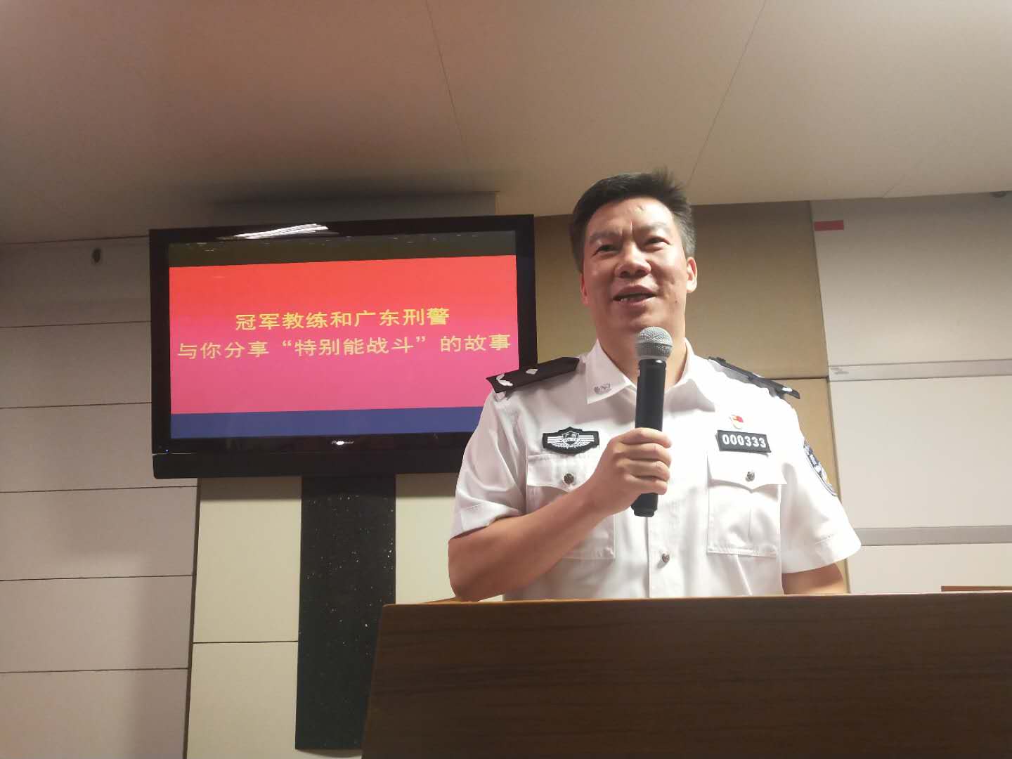 杜锋给广东刑警上*党**课，披露九冠背后的艰辛，称广东搞定马尚
