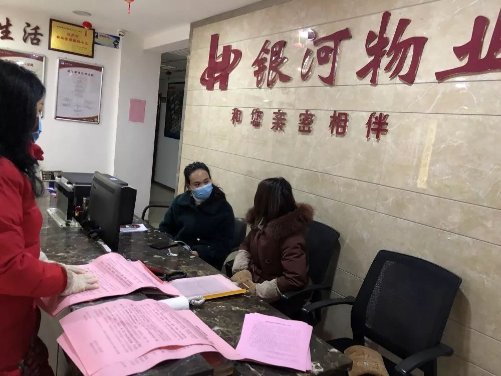 抗疫一线*党**旗红——*党**群一心“社区是堡垒,家家都参战”