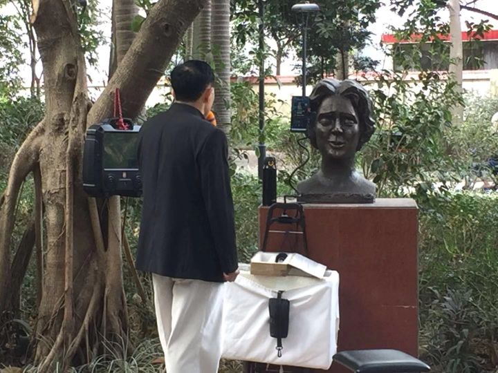 在相亲角逛了一圈，我们差点脱不开身