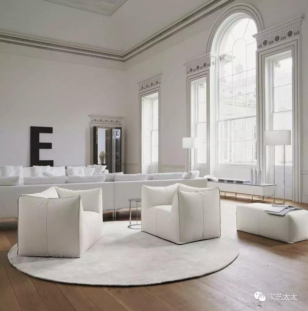 我和有钱人之间，就差一张白沙发了