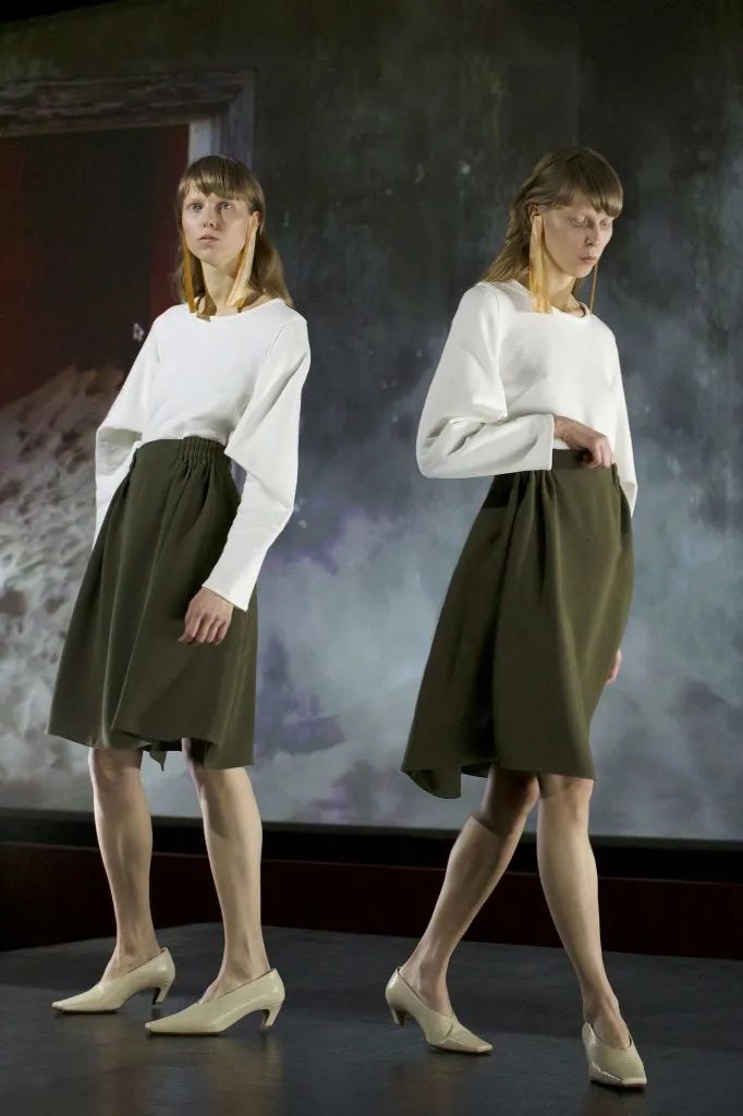 王嘉尔炸裂现场宣美 (王嘉尔宣美最新视频)