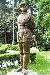 敌人将她的头颅割下，挂在赣州城门上示众，向井冈烈士伍若兰致敬