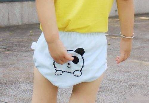 发现女儿在夹腿，妈妈的这些做法，可以正确引导孩子