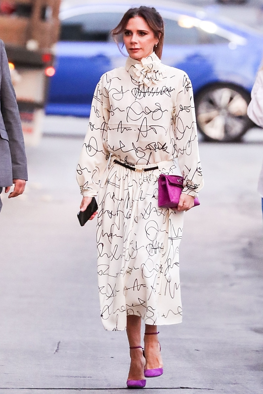 贝嫂深蓝色风衣大衣搭配,驼色贝嫂裤穿搭秋冬