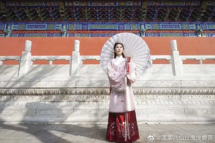 ​在蓬莱三仙山风景区美妙的取景，古风小姐姐如此惊艳堪称大片