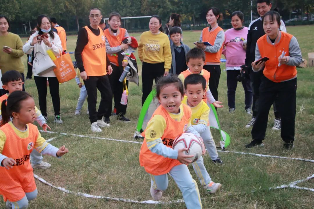 「五彩球运动」“宝贝向前冲”红黄蓝五彩球运动激情开幕