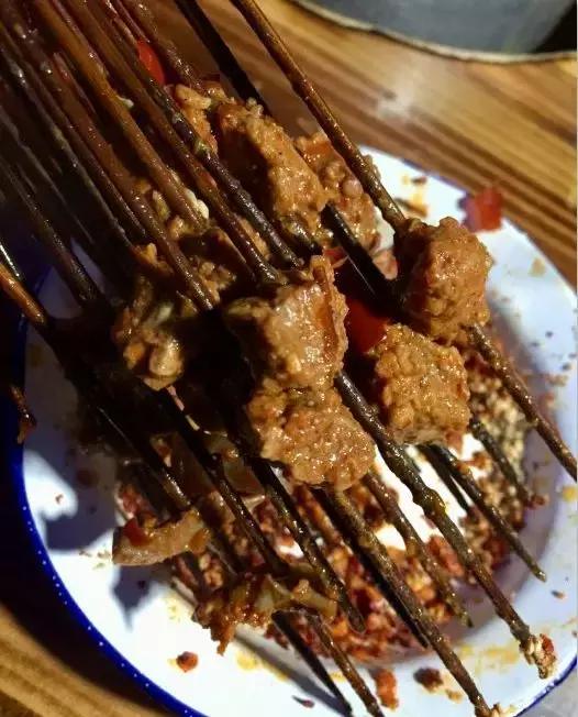 终于被我吃到了！这一锅90年代的麻辣烫，才是咱老成都挂念的市井味啊！