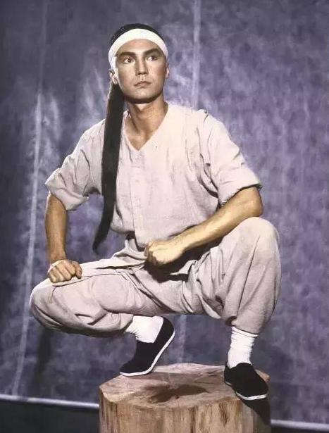 他是“最美东方男子”，曾受伤找裁缝缝8针，被挚爱拒绝孤独一生