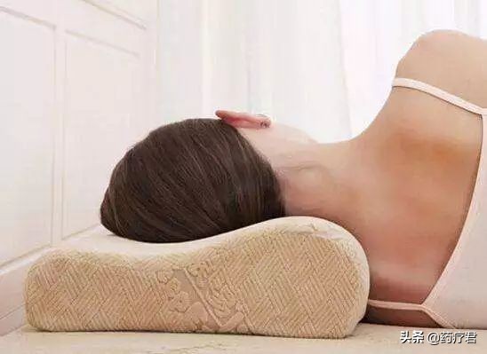小伙10年不睡枕头，颈椎严重变形，医生教你如何挑对枕头