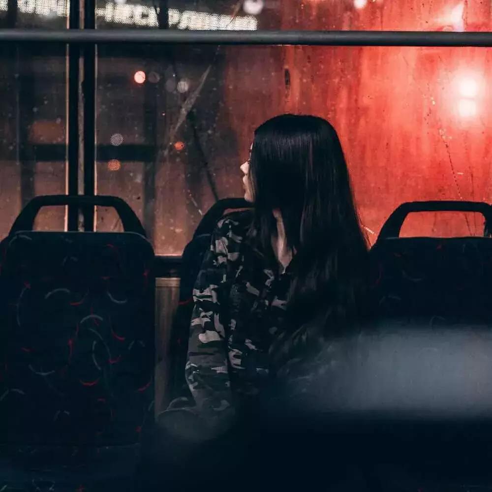 “女朋友不让我碰，我找别人解决，她怎么还生气了