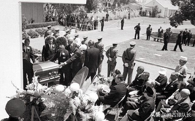 玛丽莲梦露去世谁帮她举行葬礼,玛丽莲梦露死后墓地