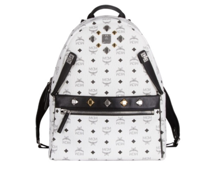 一群年轻人到三亚，摆pose，拍照