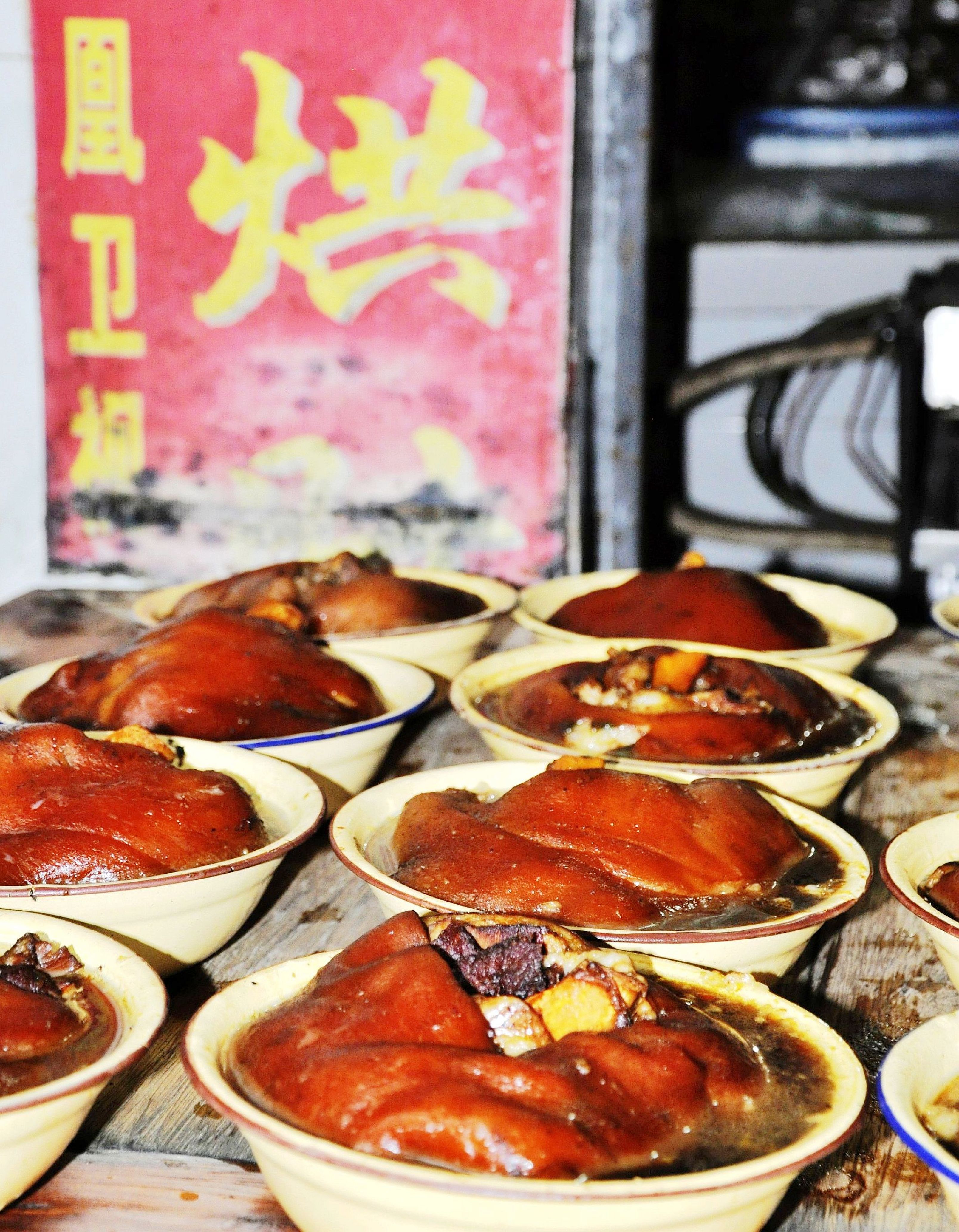 牛佛烘肘吃出梁山好汉的气魄