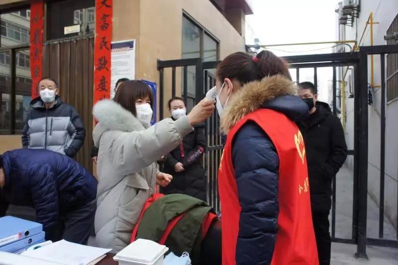 疫情阻击战中，社区里每个人都是一道防线