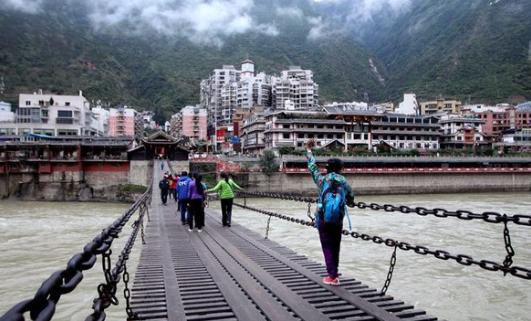 泸定桥上的大铁环是怎么修上去的,泸定桥上的铁环为什么几百年不烂
