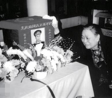 《亮剑》中李云龙原型是,亮剑里李云龙的死因