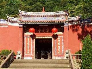 寺庙选址时他“开示天眼”,挖出金佛古碑,被视作观音菩萨的化身