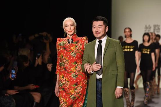 超模女王卡门：三次婚姻不幸，83岁有小鲜肉男友，89岁还上台走秀