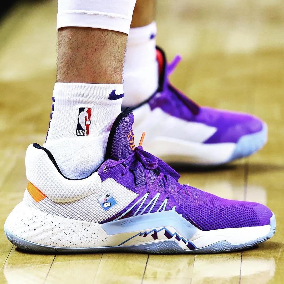 布克总决赛上脚球鞋,2021nba总决赛布克穿的球鞋