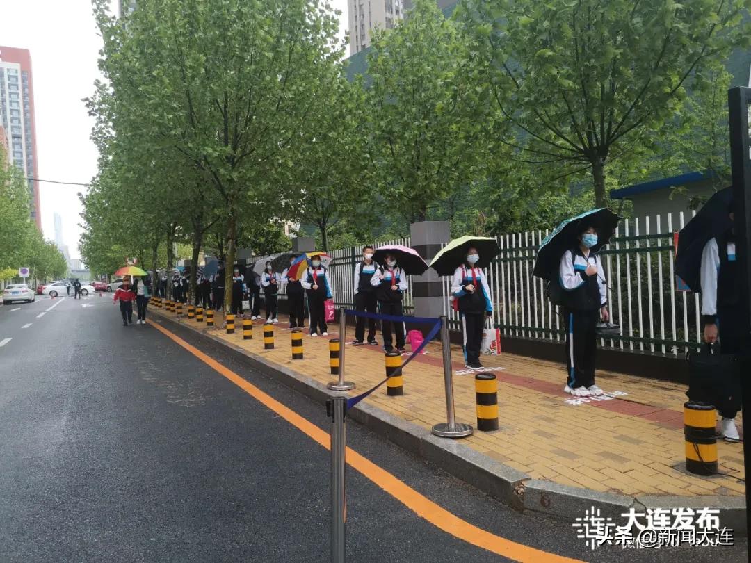 风雨中，“神兽”们返校了