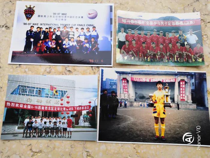 孩子体育场踢足球,小孩儿在篮球场上踢足球