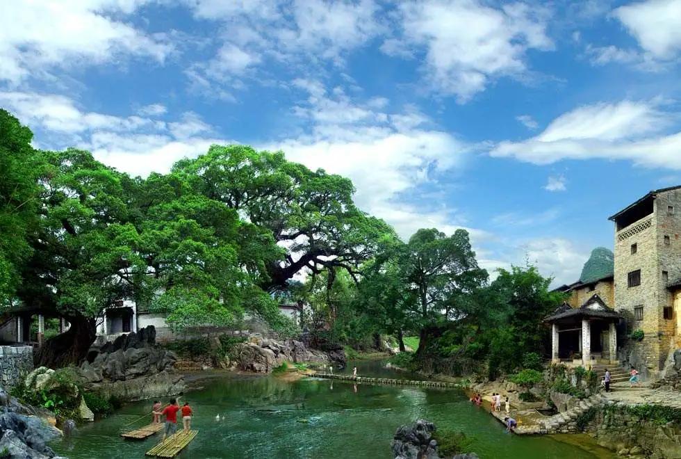 我喜欢去古镇，喜欢它那安详而宁静的气息