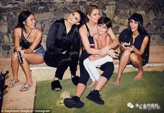 婚内出轨还能让女儿靠前夫名气进名媛圈，卡戴珊的妈现实版甄嬛