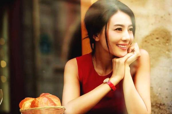 杨紫法令纹和嘴角纹怎么这么深,杨紫法令纹断层好吗