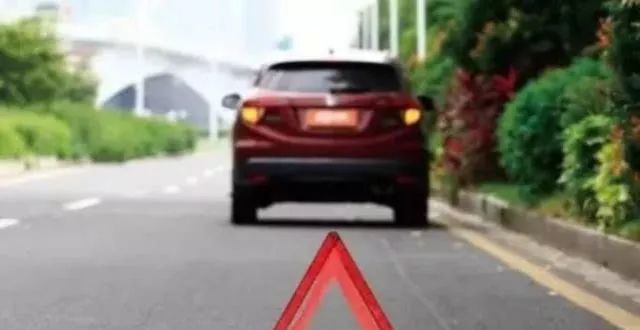 车在路上没油了熄火怎么办,车在路上没油了加油站送油吗