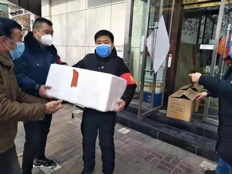 感动疫情英雄人物事件视频,疫情期间十个感动人物事迹