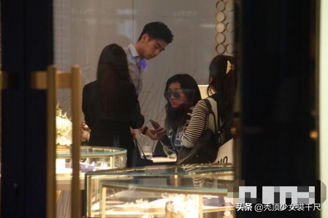 赌王女儿何超琼和一个女闺蜜逛街,何超盈与赌王女儿对视