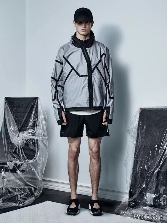 颜值高大长腿还会穿,谁高中没有暗恋过这样一个体育生?