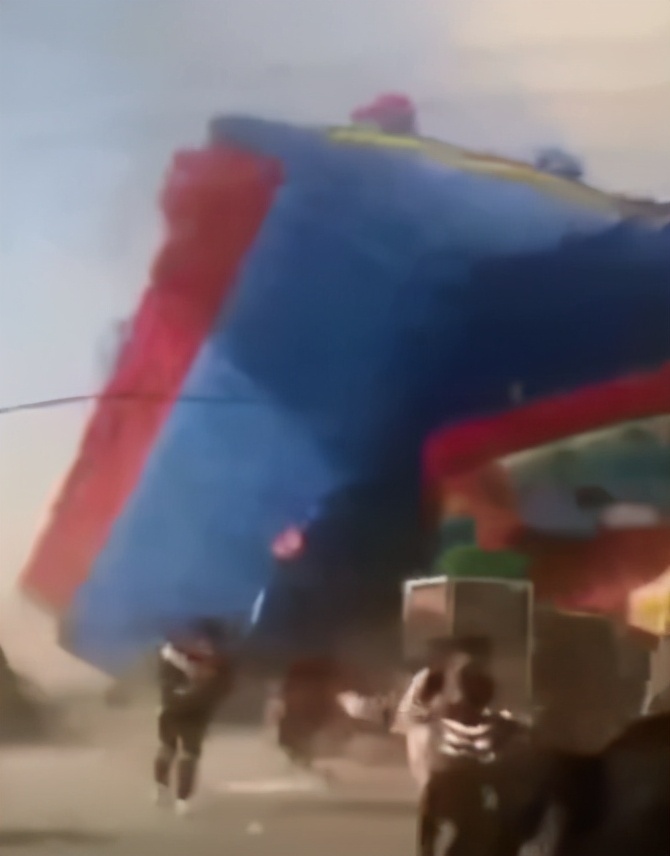 刮大风充气蹦蹦床出事视频,儿童蹦蹦床事故