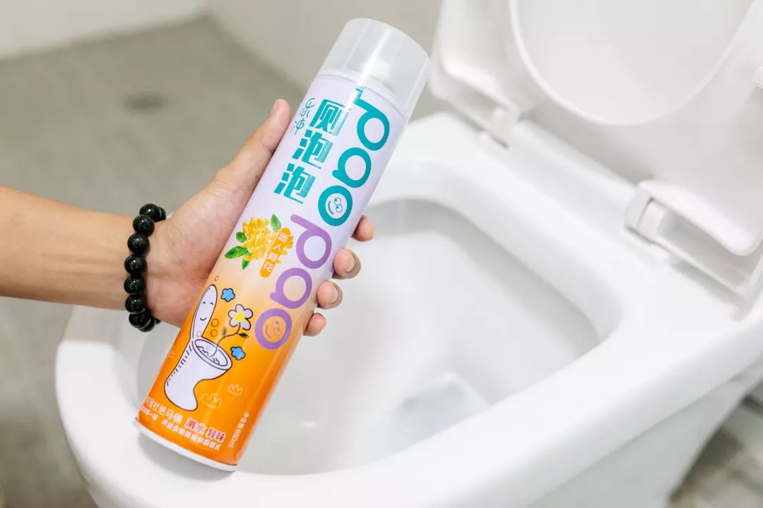 拉屎的时候怎么防止溅水,教你怎么拉粑粑不粘马桶上