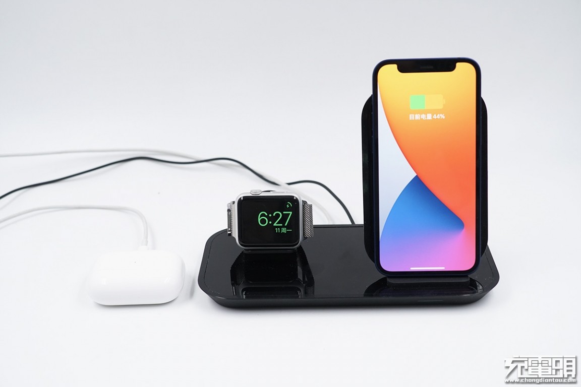 mophie二合一无线充电底座,mophie推出四合一无线充电器