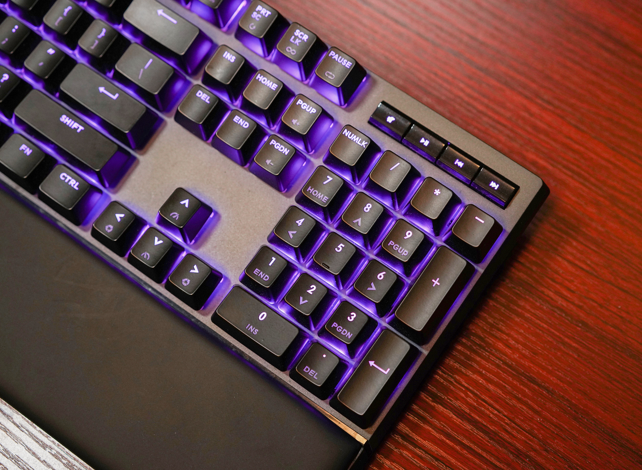 这套花费超过2W的桌面看起来是如此朴素