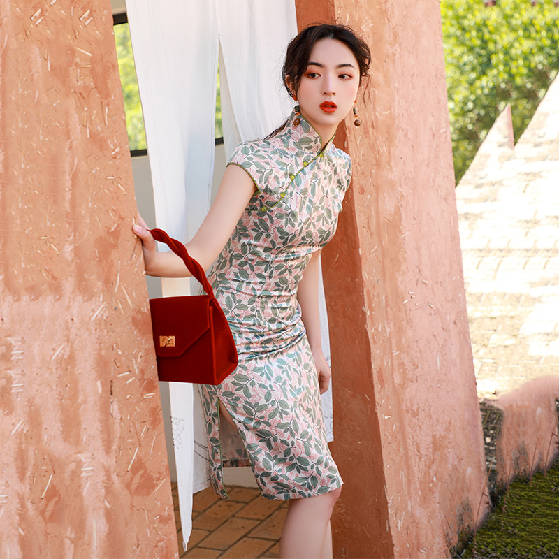 旗袍的美不张扬却独有韵味,旗袍之韵味